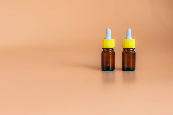 Botella de suero gotero de dos vidrio sobre fondo naranja con camino de recorte listo para el diseño de productos cosméticos o médico para la nariz — Foto de Stock