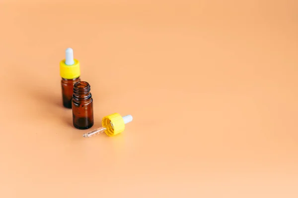 Botella de suero gotero de dos vidrio sobre fondo naranja con camino de recorte listo para el diseño de productos cosméticos o médico para la nariz — Foto de Stock