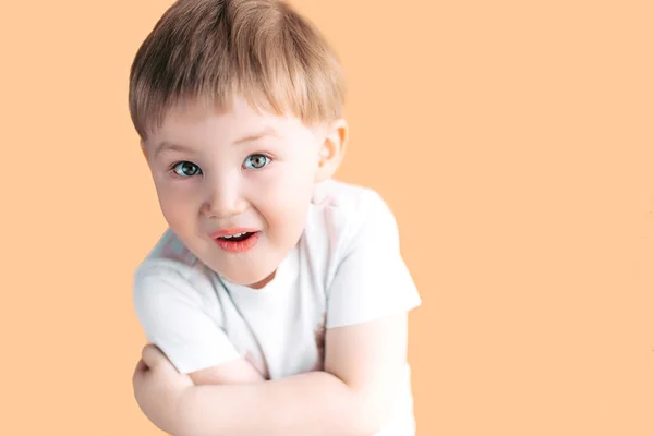 Πορτραίτο του μικρού αγοριού ουρλιάζοντας με ανοιχτό το στόμα και τρελό έκφραση. Έκπληκτος ή σοκαρισμένος πρόσωπο — Φωτογραφία Αρχείου