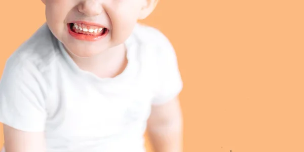 Όμορφο νεαρό αγόρι toddler γελάει όπως ο ίδιος δείχνει τα δόντια του λευκού — Φωτογραφία Αρχείου