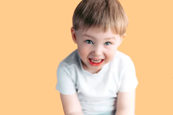 Πορτραίτο του μικρού αγοριού ουρλιάζοντας με ανοιχτό το στόμα και τρελό έκφραση. Έκπληκτος ή σοκαρισμένος πρόσωπο — Φωτογραφία Αρχείου