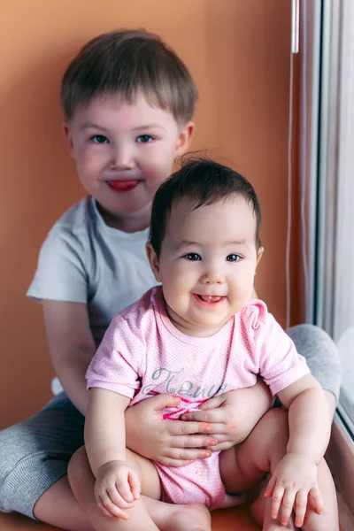 엘 더 형제 그의 여동생이 연주와 함께 미소를 포옹. 가족 개념 사랑 보호 — 스톡 사진