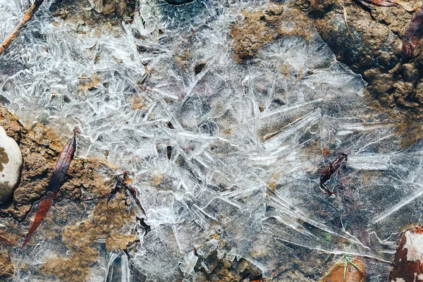 Padrão de cristais de gelo sobre poça congelada no rio primavera — Fotografia de Stock