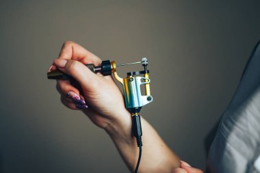 kadın güzellik Master tutun iğne kalıcı makyaj dövme-silah eller siyah eldiven. çalışmaya hazır