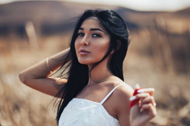 doğada Genç seksi esmer kız yakın portresi. kazak genç Kadın saçlarında bahar sabah ve kış sahiptir, seçilen odak