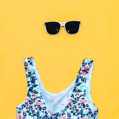 Sarı arka plan, flatlay, copyspace, vintage kamera, beyaz güneş gözlüğü ve mayo yaz aksesuarları kavramı