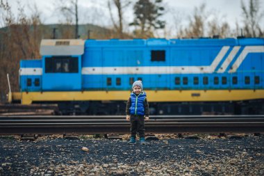 küçük çocuk mavi tren ile fotoğraf yapmak için poz
