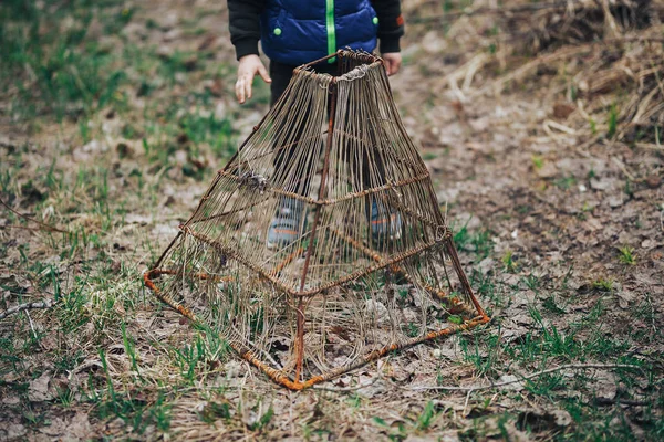 Verano, campo, estanque. trampa para peces, trabajo manual. Estilo vintage — Foto de Stock