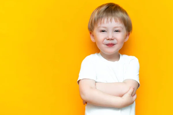 Retrato de niño feliz sonriente 3 años raza mixta medio asiático medio caucásico sobre fondo amarillo con pelo rubio y ojos verdes — Foto de Stock
