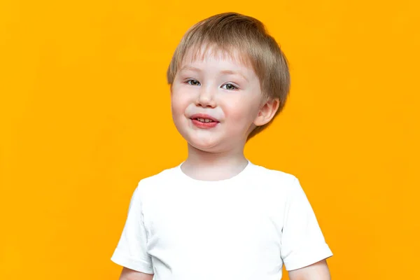 Retrato de niño feliz sonriente 3 años raza mixta medio asiático medio caucásico sobre fondo amarillo con pelo rubio y ojos verdes — Foto de Stock