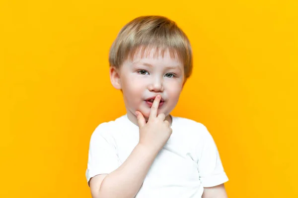 어린 소년 아이는 입술에 자신의 손가락을 넣어, 심각한 침묵유지, 금발 머리 — 스톡 사진