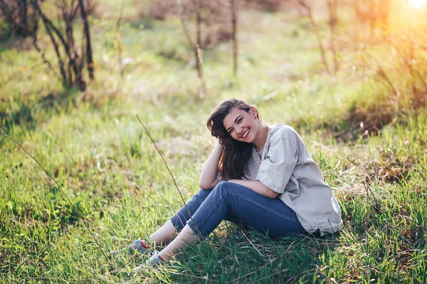 Hermosa mujer despreocupada en los campos siendo feliz al aire libre —  Fotos de Stock