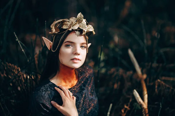 Krásná elfí žena úžasná, pohádková prales, famobní mladá žena s dlouhými ušima, dlouhé tmavé vlasy zlatý věnec na hlavě — Stock fotografie