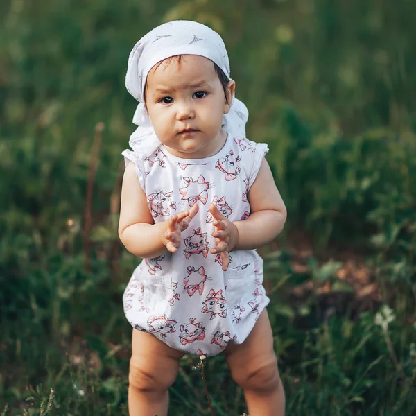 Küçük bir kız sabun kabarcıklar üfleme, bahar portre güzel bir yıl yaşlı çocuk — Stok fotoğraf