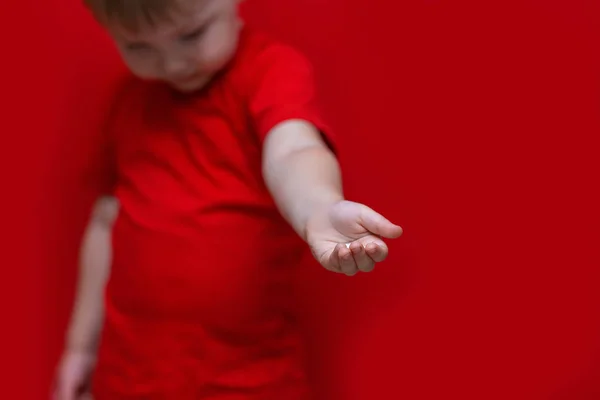Μικρό αγόρι κοιτά κάτω και τραβάει το χέρι του στην κάμερα, το παιδί ήθελε βοήθεια γι ' αυτόν. — Φωτογραφία Αρχείου