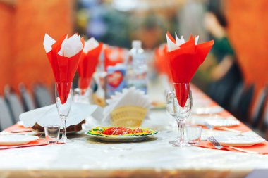 Boş gözlük restoranda ayarlayın. Catering hizmeti kavramı