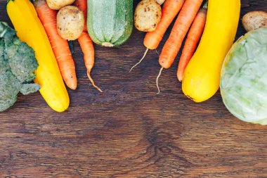 kopya alanı üst görünümü flatlay brokoli sarı kabak patates havuç kabak ile ahşap arka planda Sebze hala yaşam çerçevesi