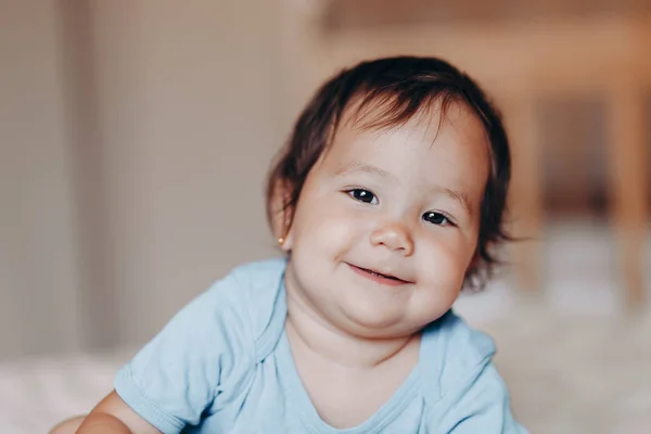 Portret van schattig gemengd reed meisje liggen op bed — Stockfoto