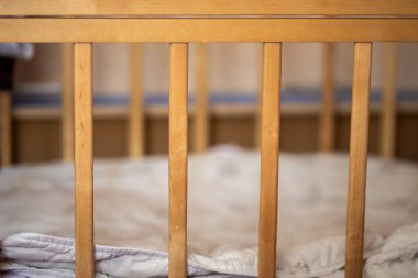 Bebek karyolası, beşik çubukları, çocuksuz