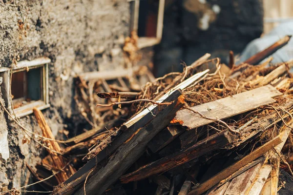 Verlaten houten gebouw, een ruïne opgebouwd uit houten planken, vernietigd, samengevouwen eigenschap — Stockfoto