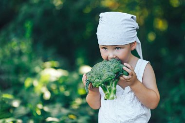 hasat zamanı, sonbahar, bahçede brokoli açık yeme rahat suit küçük çiftçi çocuk