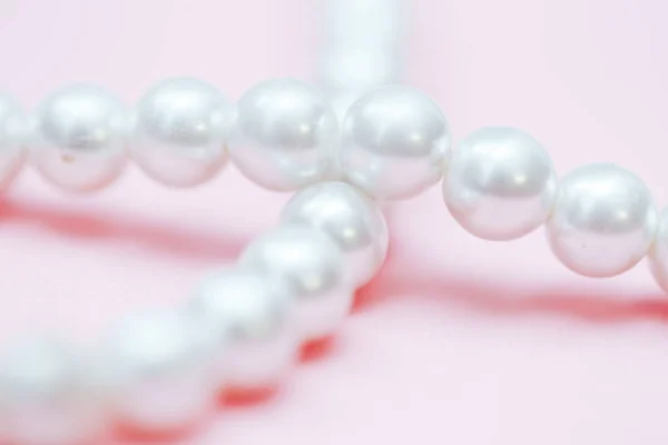 String of pearls delicate pink color, in soft focus, with highlights — Stock Photo, Image