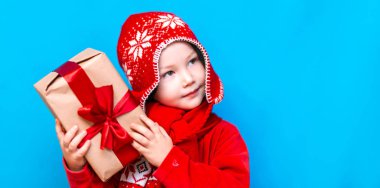 Rahat hediye kutusu ve bürokrasi ile Santa şapkası küçük çocuk kutunun içinde ne bilmek istiyorum, kulağına koymak