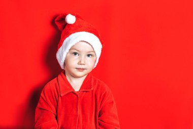 Noel Baba şapkalı küçük çocuk