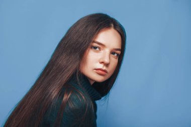 mavi zemin üzerine güzel bir kız