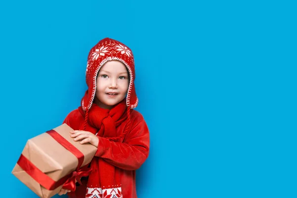 Pequeño niño sosteniendo regalo de Navidad —  Fotos de Stock