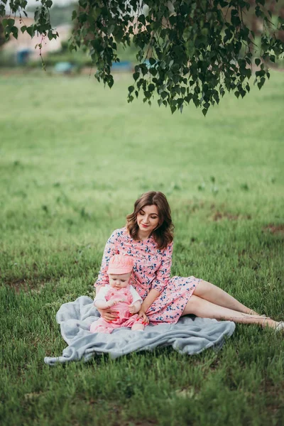 Joven Hermosa Madre Con Niño Pequeño Descansar Parque Césped Día —  Fotos de Stock