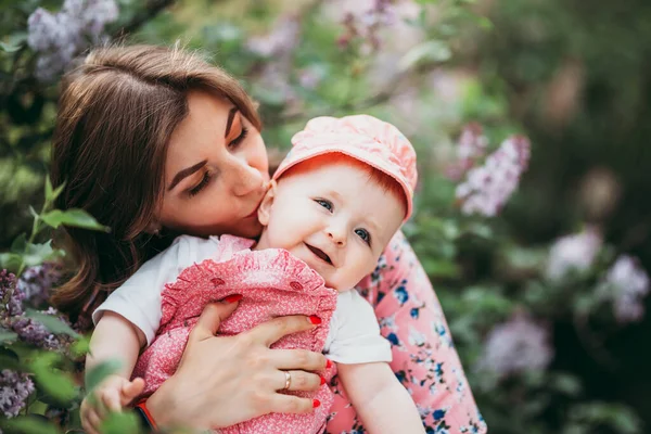 Молодая Красивая Мать Маленьким Ребенком Розовой Одежде Фоне Красивого Цветущего — стоковое фото