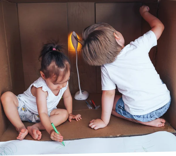 Güzel Küçük Çocuklar Keçeli Kalemlerle Resim Çizer Kutularda Oynarlar Evde — Stok fotoğraf