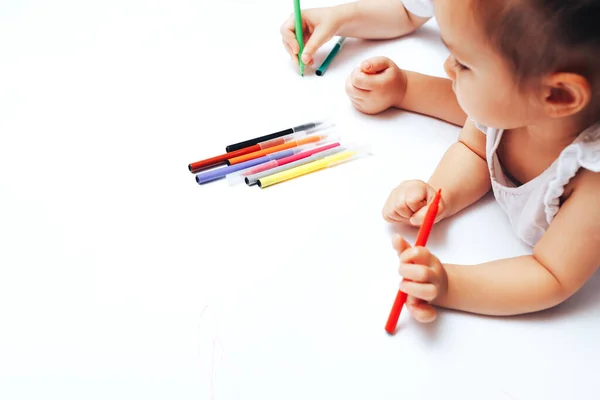 Utalentowane Dzieci Rysować Kolorowymi Końcówkami Filcu Białym Papierze Lekcje Zadania Obraz Stockowy