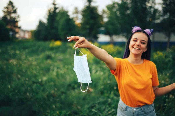 Giovane Bella Ragazza Insolito Aspetto Luminoso Buttando Fuori Una Maschera — Foto Stock