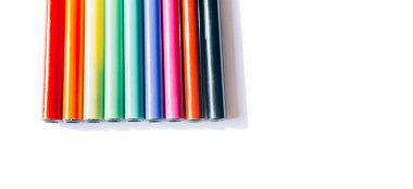 Beyaz arka planda farklı renkte kalemler hissettim..