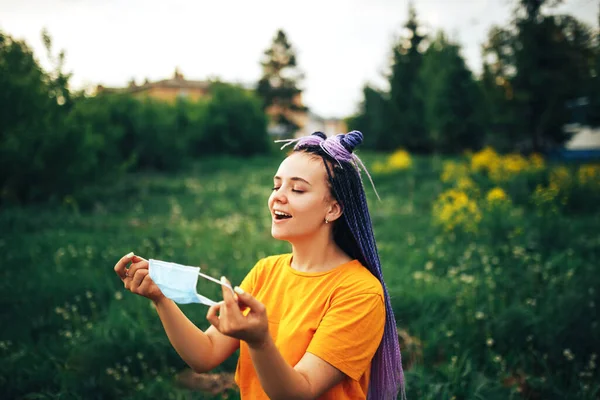 Giovane Bella Ragazza Con Trecce Senegalesi Togliere Maschera Medica Una — Foto Stock