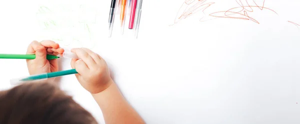 Niño Pequeño Dibuja Papel Blanco Con Rotuladores Color Enseñando Los —  Fotos de Stock