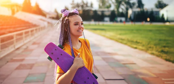Giovane Bella Ragazza Che Tiene Uno Skateboard Una Mano Una — Foto Stock