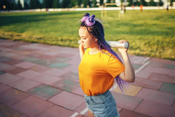 Giovane Bella Ragazza Che Tiene Una Mazza Baseball Una Shirt — Foto Stock