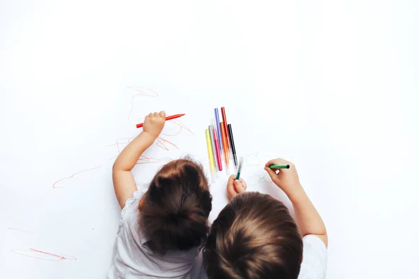 Ταλαντούχα Παιδιά Ζωγραφίζουν Χρωματιστά Στυλό Τσόχας Λευκό Χαρτί Μαθήματα Εργασίες — Φωτογραφία Αρχείου