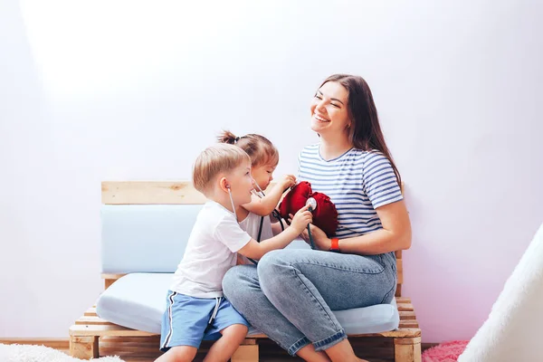 Kleine Kinder Spielen Arzt Mit Mama Hören Dem Herzen Mit — Stockfoto