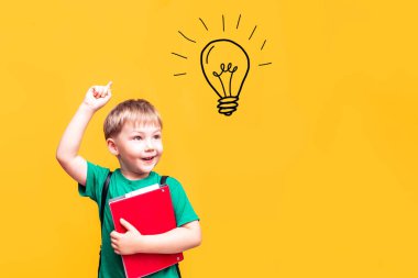 Okula geri dön, kameraya poz veren küçük okul çocuğu, çocuğun bir fikri vardı, büyük planlar, kafanda ampul vardı.