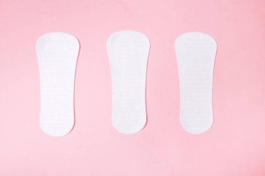 Pembe arka planda hijyenik peçete, sağlık hizmeti, aylık koruma, güvenilir arkadaş