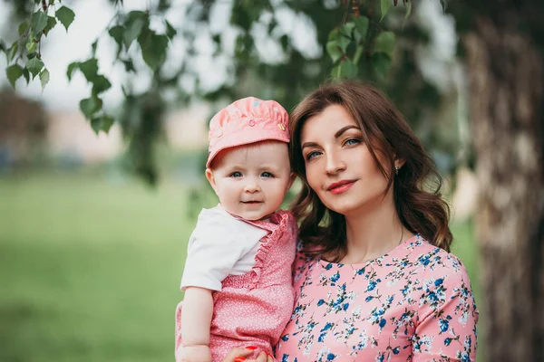 Joven Hermosa Madre Con Niño Pequeño Ropa Rosa Fondo Hermosa — Foto de Stock