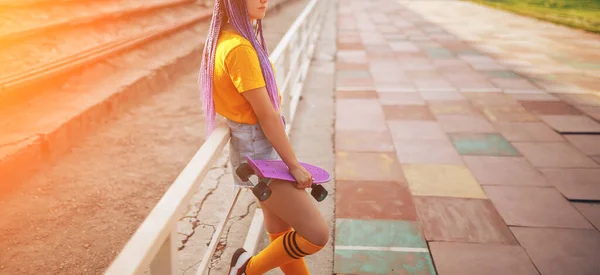 Jovem Menina Bonita Inclinada Uma Cerca Uma Camiseta Amarela Meias — Fotografia de Stock