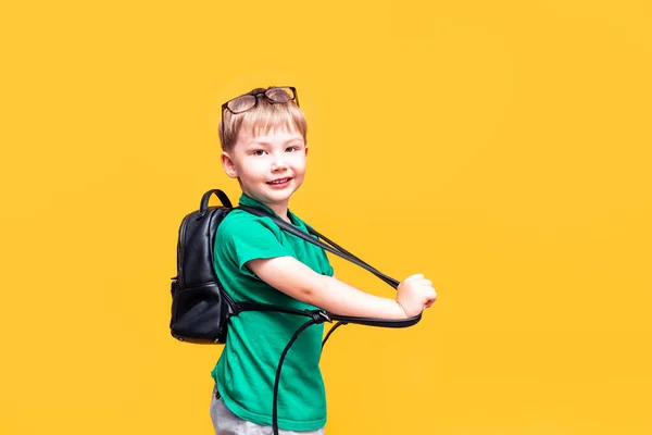 Powrót do szkoły, mały uczeń pozowanie przed kamerą, szczęśliwy chłopiec — Zdjęcie stockowe