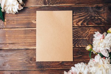 Güzel, narin şakayıklar ve ahşap arka planda kahverengi bir yaprak, çiçek açan çiçekler, 8 Mart, anneler günü, doğum günü hediyesi..