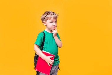 Okula geri döndü, küçük okul çocuğu kameraya poz verdi, diye düşündü..