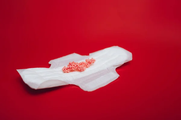 Guardanapo Sanitário Com Bolas Vermelhas Imitando Menstruação Fundo Vermelho Cuidados — Fotografia de Stock